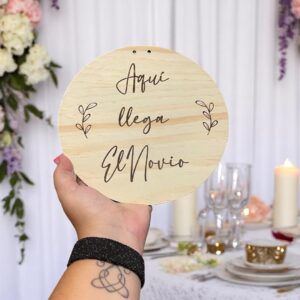 PLACA AQUI LLEGA EL NOVIO MADERA BODAS PERSONALIZADAS LAS PALMAS CANARIAS MADERA GRABADO Y CORTE LASER
