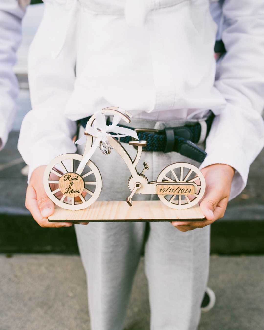 PORTA ALIANZAS BICICLETA BODAS PERSONALIZADAS ANILLOS QUE TIERNO LAS PALMAS CANARIAS GRABADO Y CORTE LASER PERSONALIZACION MADERA