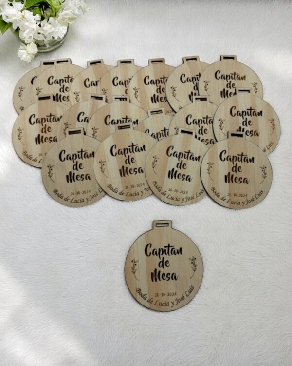 MEDALLA CAPITAN DE MESA - BODAS PERSONALIZADAS LAS PALMAS CANARIAS QUE TIERNO GRABADO Y CORTE LASER MADERA METACRILATO PERSONALIZADO DETALLES INVITADOS (4)