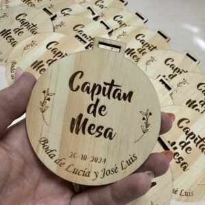 MEDALLA CAPITAN DE MESA - BODAS PERSONALIZADAS LAS PALMAS CANARIAS QUE TIERNO GRABADO Y CORTE LASER MADERA METACRILATO PERSONALIZADO DETALLES INVITADOS (4)
