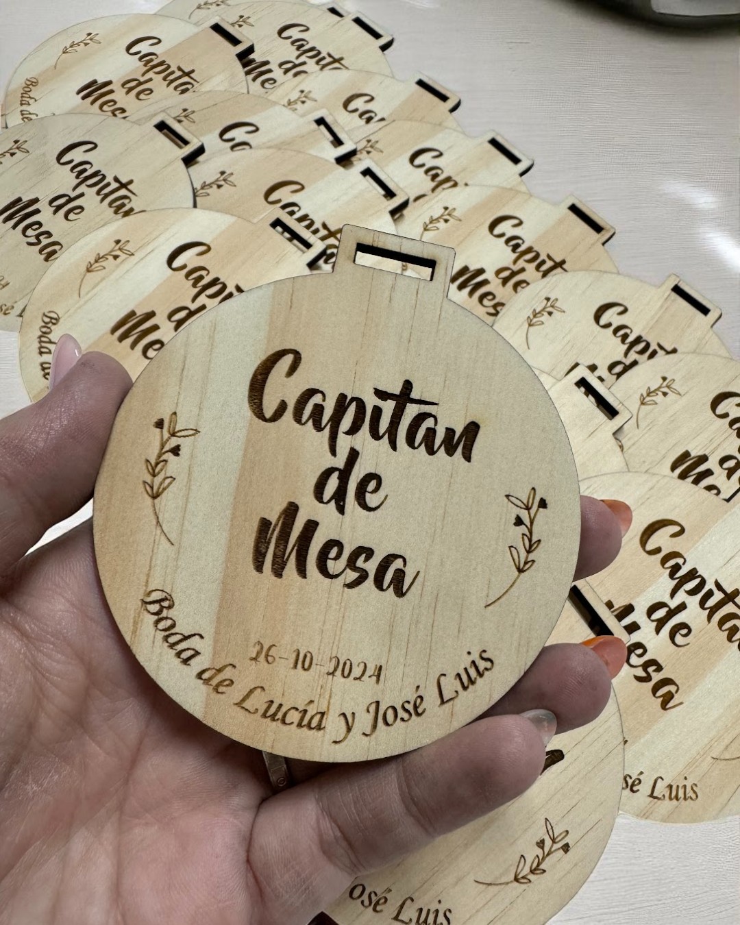 MEDALLA CAPITAN DE MESA - BODAS PERSONALIZADAS LAS PALMAS CANARIAS QUE TIERNO GRABADO Y CORTE LASER MADERA METACRILATO PERSONALIZADO DETALLES INVITADOS (4)