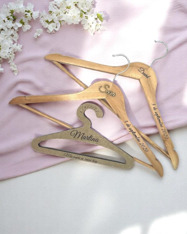 PERCHA PARA NOVIOS MADRINA PADRINO NIÑOS BODAS PERSONALIZADAS QUE TIERNO LAS PLAMAS CANARIAS GRABADO Y CORTE LASER IMPRESION UV PERSONALIZACIÓN (1)