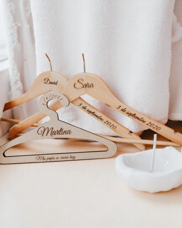 PERCHA PARA NOVIOS MADRINA PADRINO NIÑOS BODAS PERSONALIZADAS QUE TIERNO LAS PLAMAS CANARIAS GRABADO Y CORTE LASER IMPRESION UV PERSONALIZACIÓN (1)